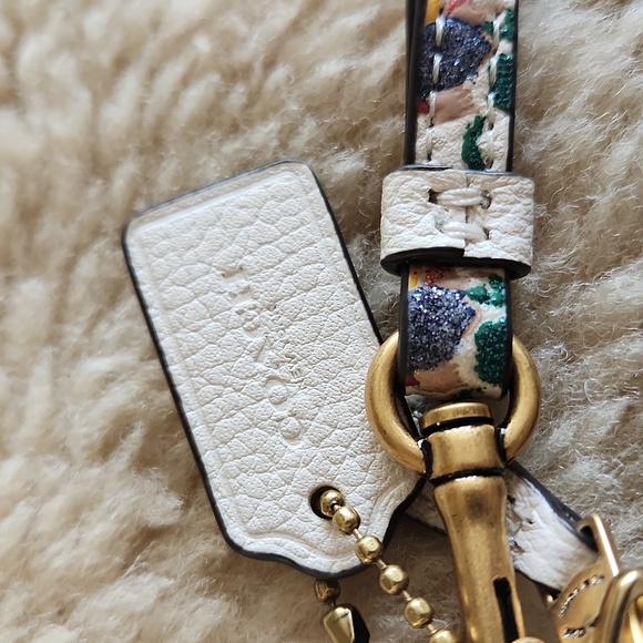 NWT Coach Chalk Floral Wristlet 🎁 - Picture 4 of 13